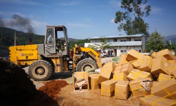 福建平和县烟草局 “环保式”公开销毁假烟及制假原辅材料