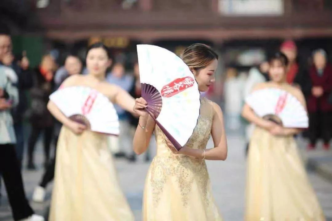从另一个角度带大家看不一样的黄鹤楼(峡谷情)