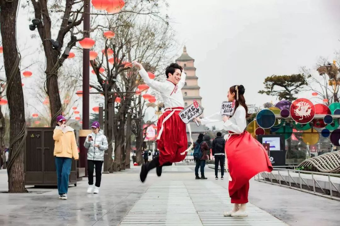 从另一个角度带大家看不一样的黄鹤楼(峡谷情)