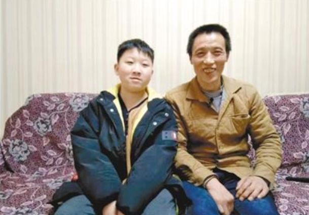 肩上扛着货嘴上叼着烟手上领着儿子的棒棒父亲现在怎么样了?