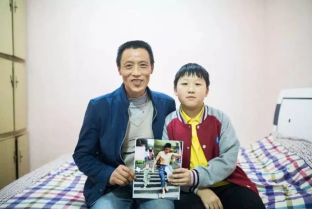 肩上扛着货嘴上叼着烟手上领着儿子的棒棒父亲现在怎么样了?