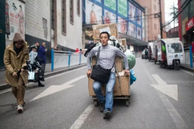 肩上扛着货嘴上叼着烟手上领着儿子的棒棒父亲现在怎么样了?