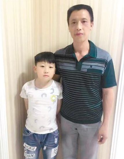 肩上扛着货嘴上叼着烟手上领着儿子的棒棒父亲现在怎么样了?