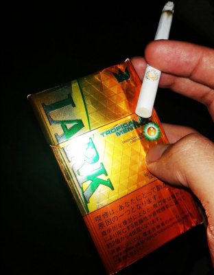 日版云雀菠萝爆珠5mg and 台版云雀菠萝5mg （LARK TROPICAL ICE MENTHOL）