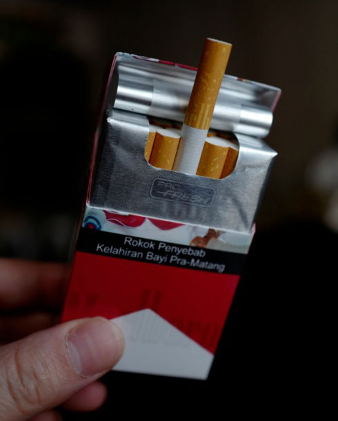 马来西亚免税硬包万宝路香烟