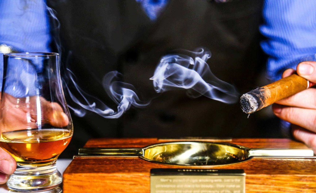 当雪茄遇上酒会产生怎样的化学反应呢?