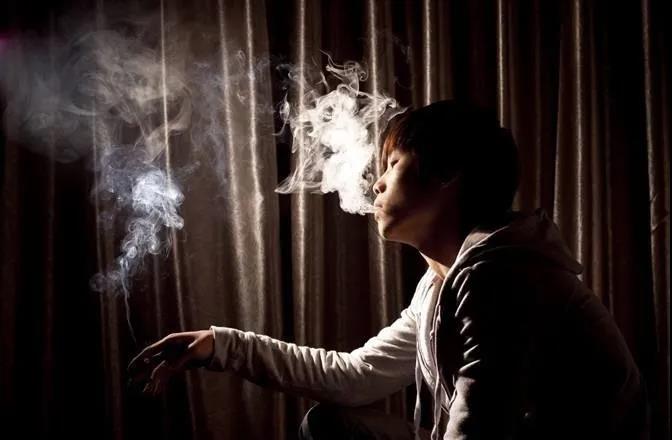 研究称孤独的人更可能吸烟,且更难戒除_香烟批发网