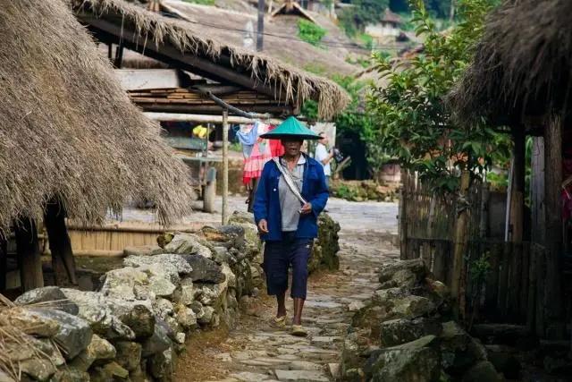 中国最后一个原始部落!村民住草屋抽烟斗