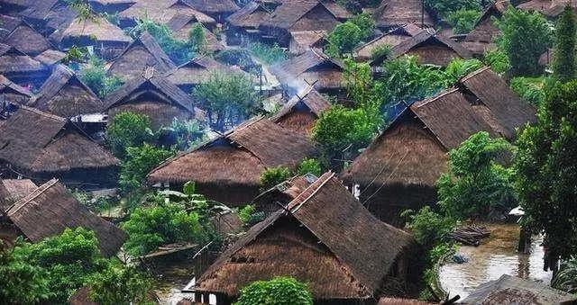中国最后一个原始部落!村民住草屋抽烟斗