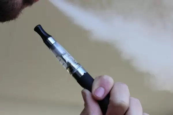 电子烟的危害比传统香烟危害小?改抽电子烟到底能不能帮助戒烟? 电子烟的危害比传统香烟危害小?改抽电子烟到底能不能帮助戒烟?