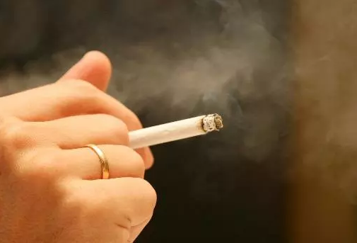 粗杆香烟和细杆香烟,哪个对身体的危害大?或许我们都想错了